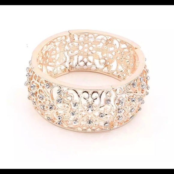 High Quality Hollow Heart Flower Elastic bracelet. - Picture 3 of 4